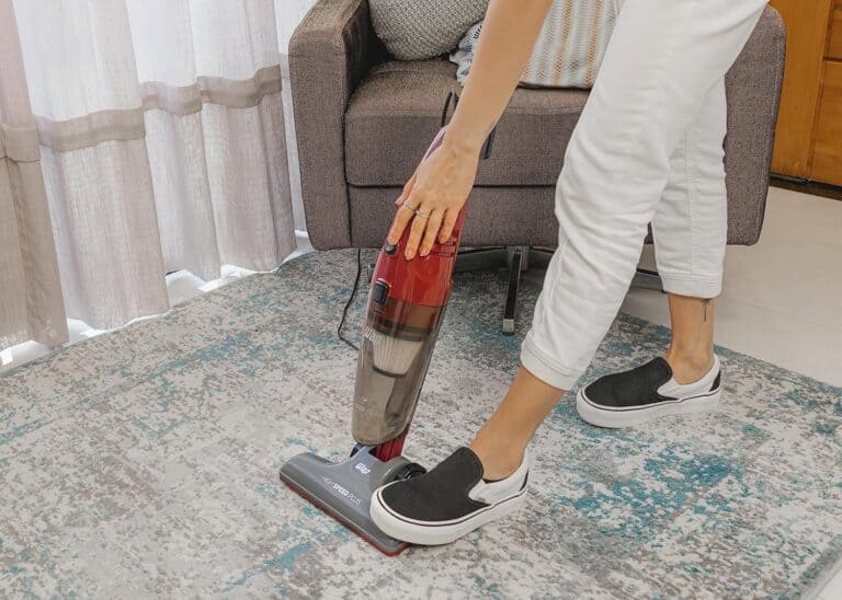 Aspirando tapete10 melhores aspiradores de pó para casa